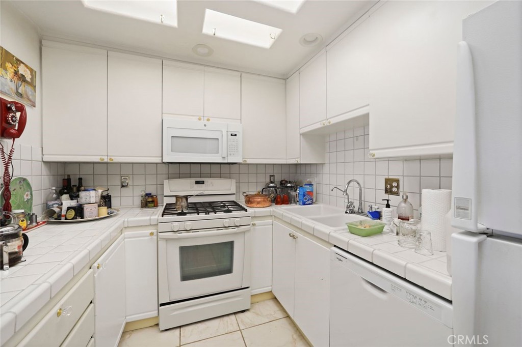 4477 Woodman #310 Los Angeles, CA 91423
