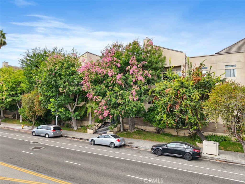 4477 Woodman #310 Los Angeles, CA 91423