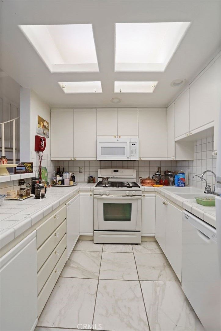 4477 Woodman #310 Los Angeles, CA 91423