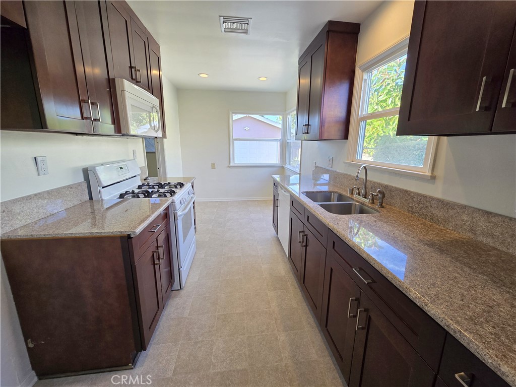 12329 Emelita Valley Village, CA 91607