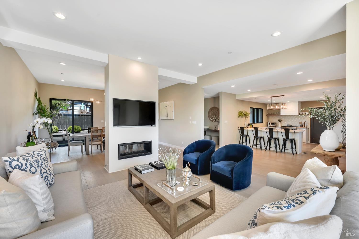 696 Hawthorne Drive