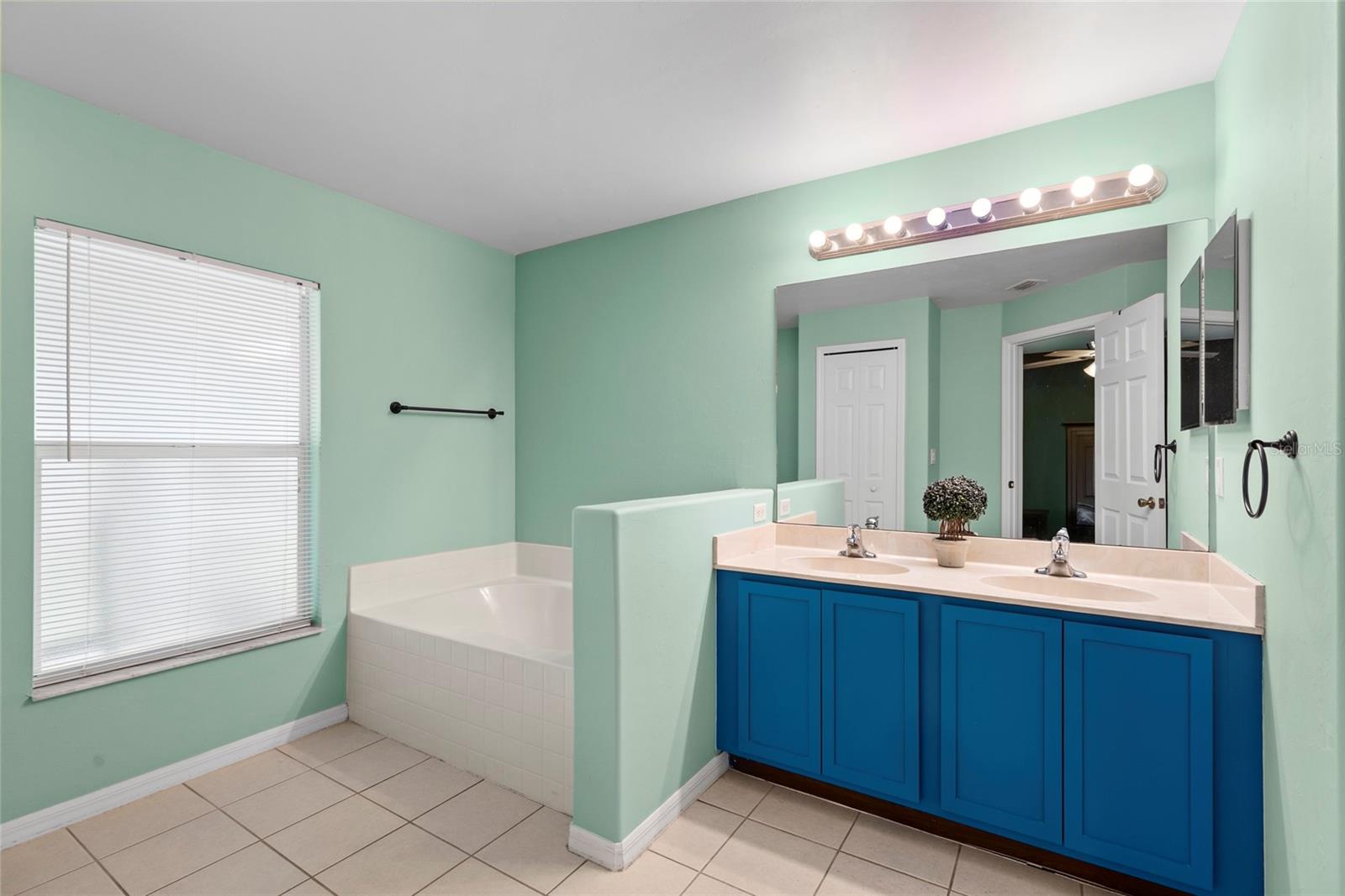 2502 NATURE POINTE LOOP