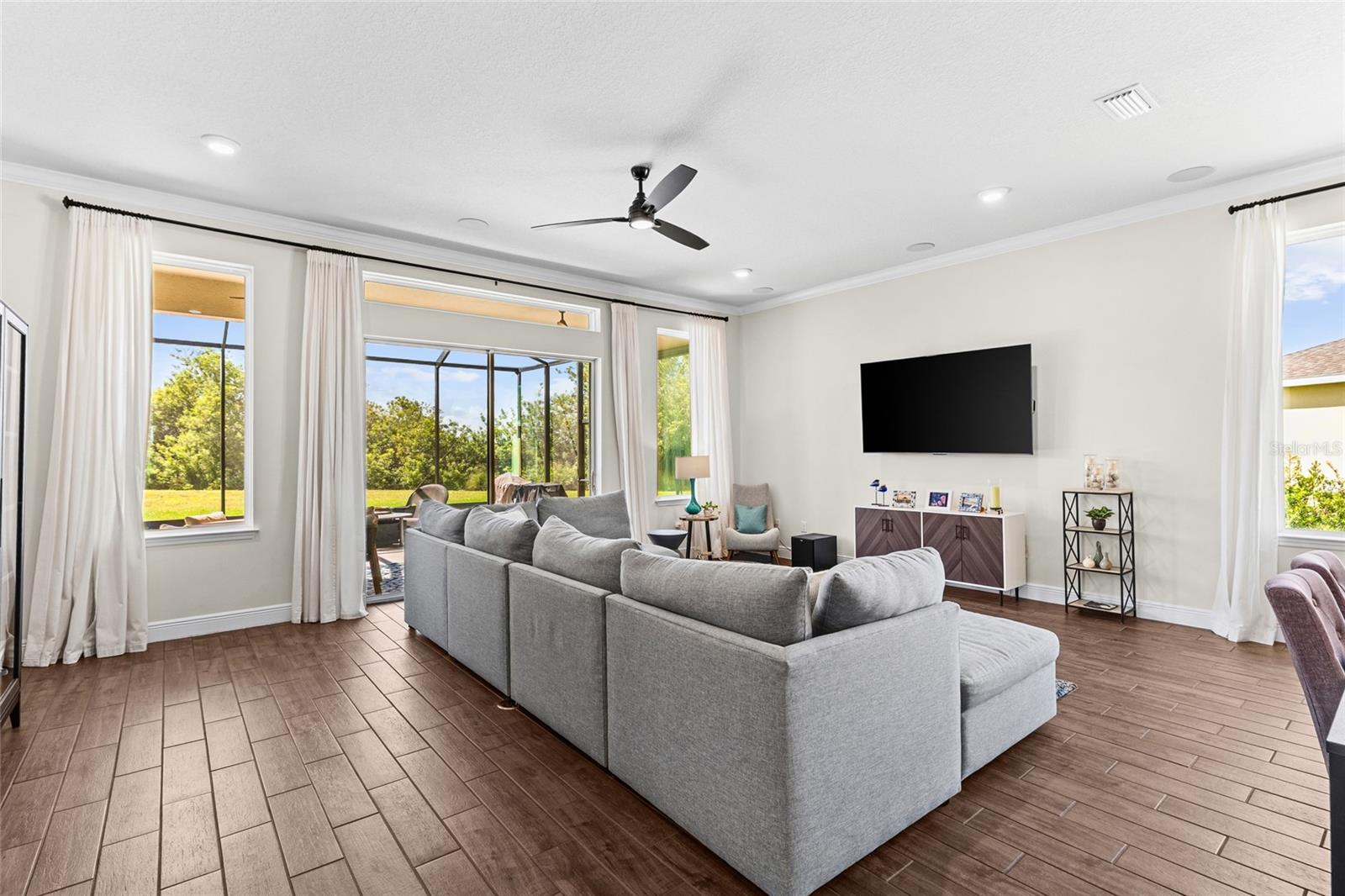 6211 SEA AIR DR
