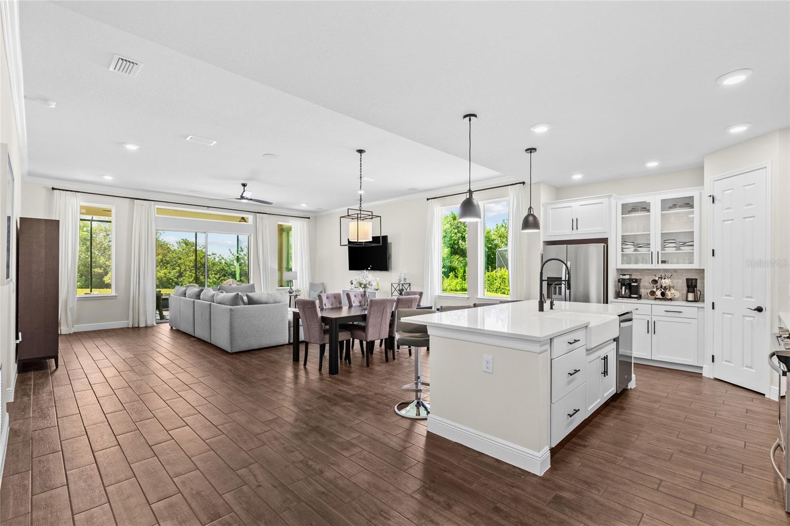 6211 SEA AIR DR