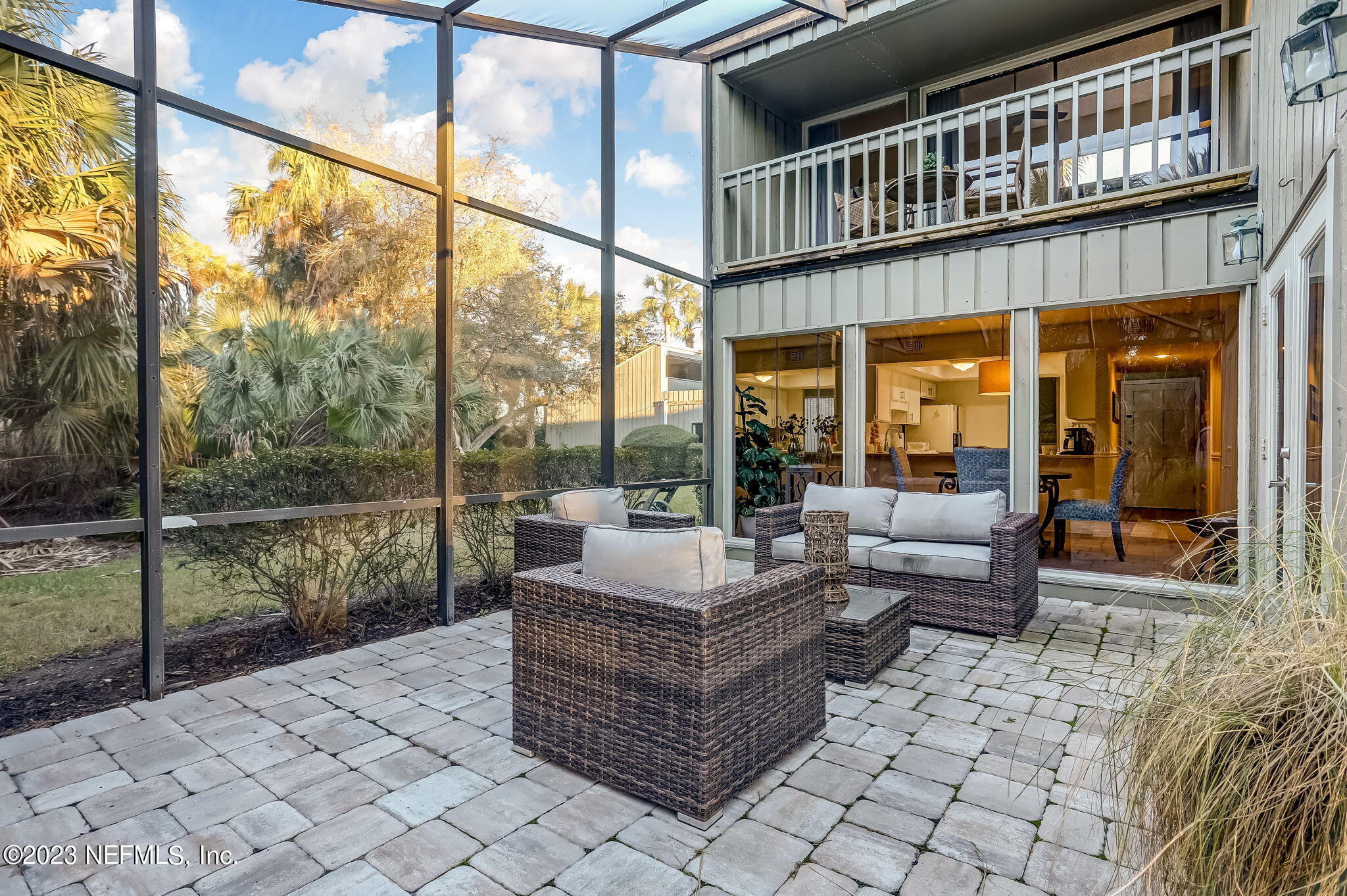 10025 SAWGRASS DR E
