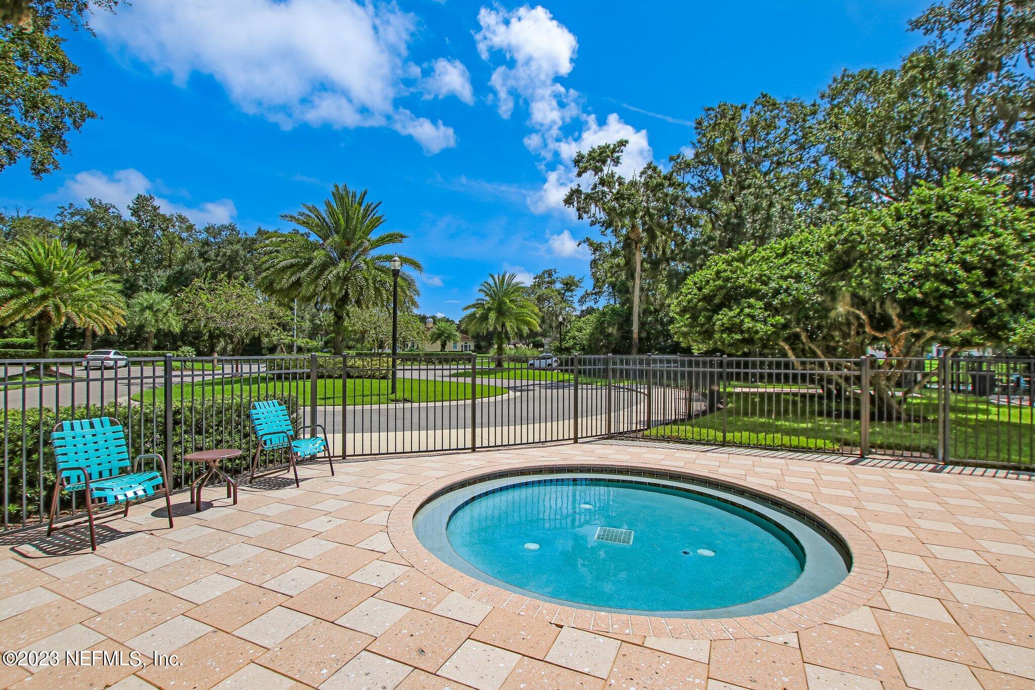 10025 SAWGRASS DR E