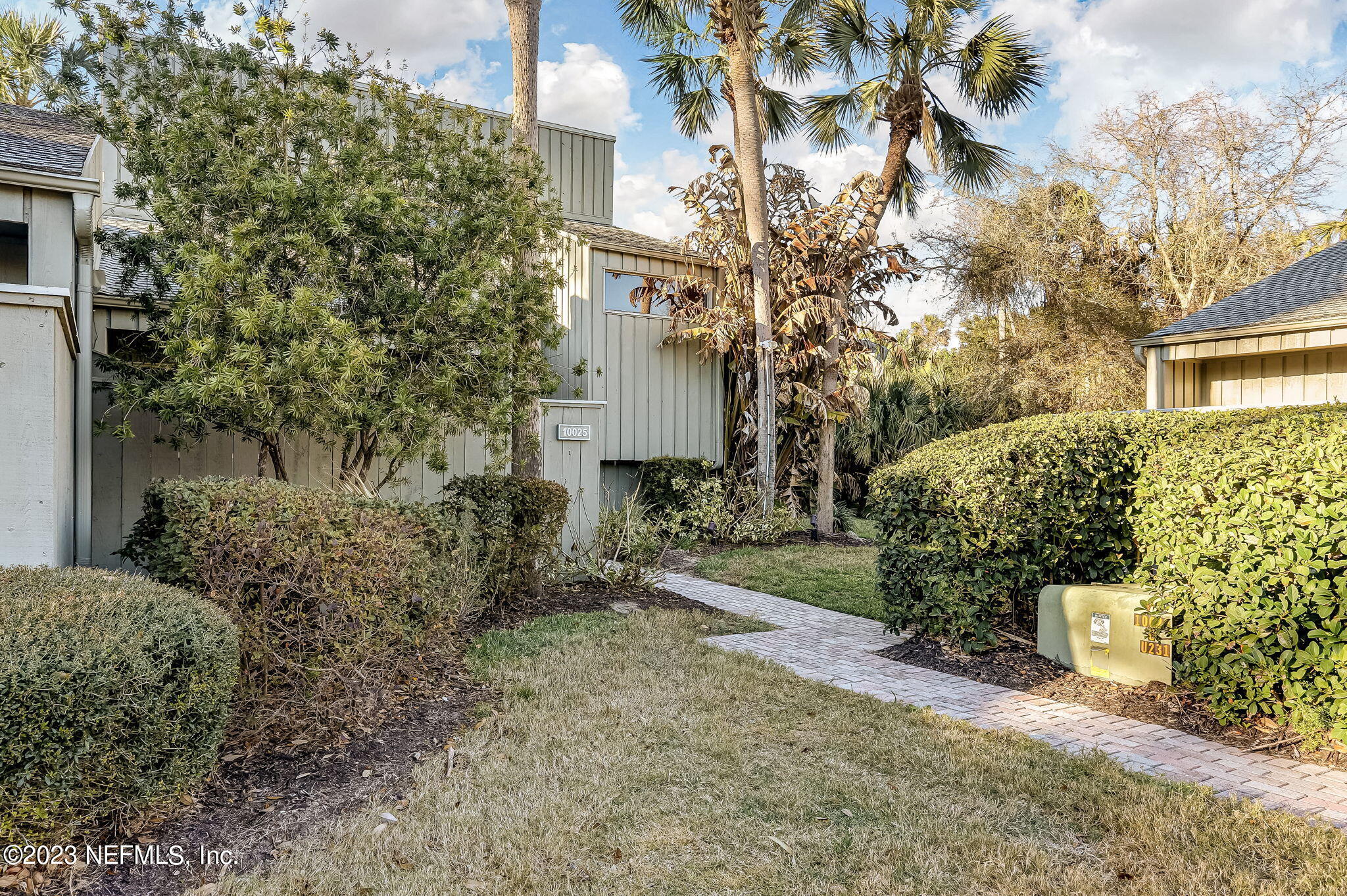 10025 SAWGRASS DR E