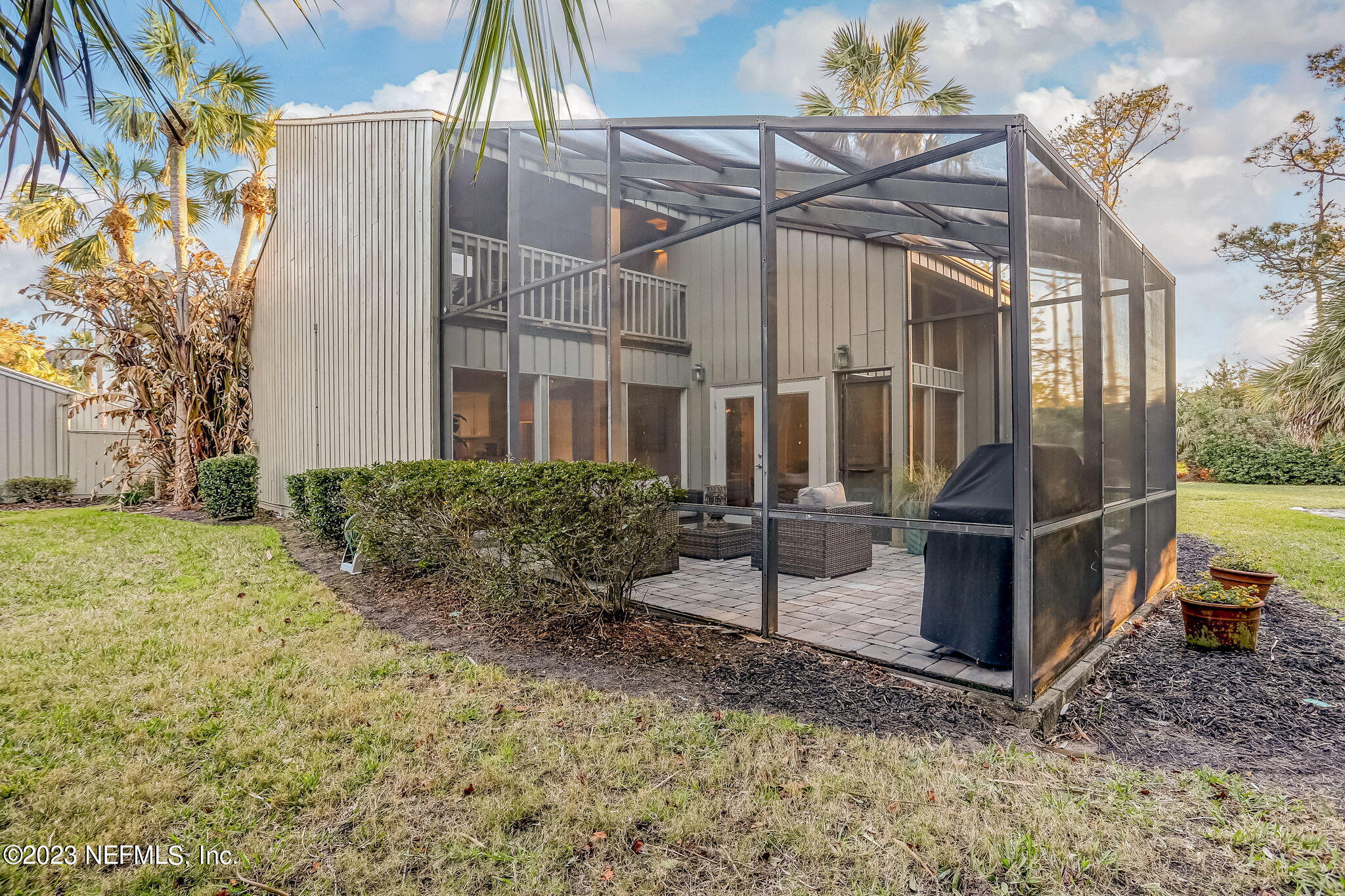 10025 SAWGRASS DR E