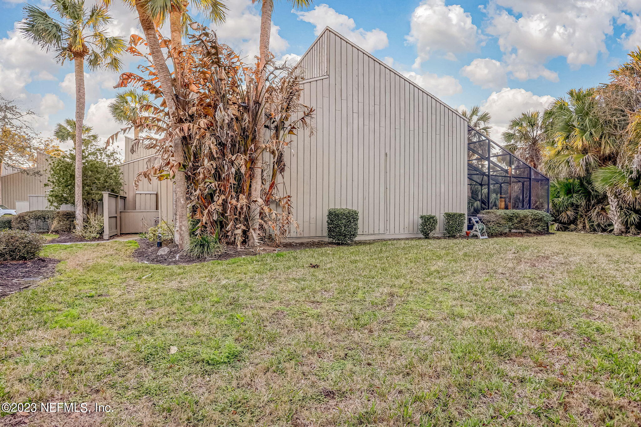 10025 SAWGRASS DR E