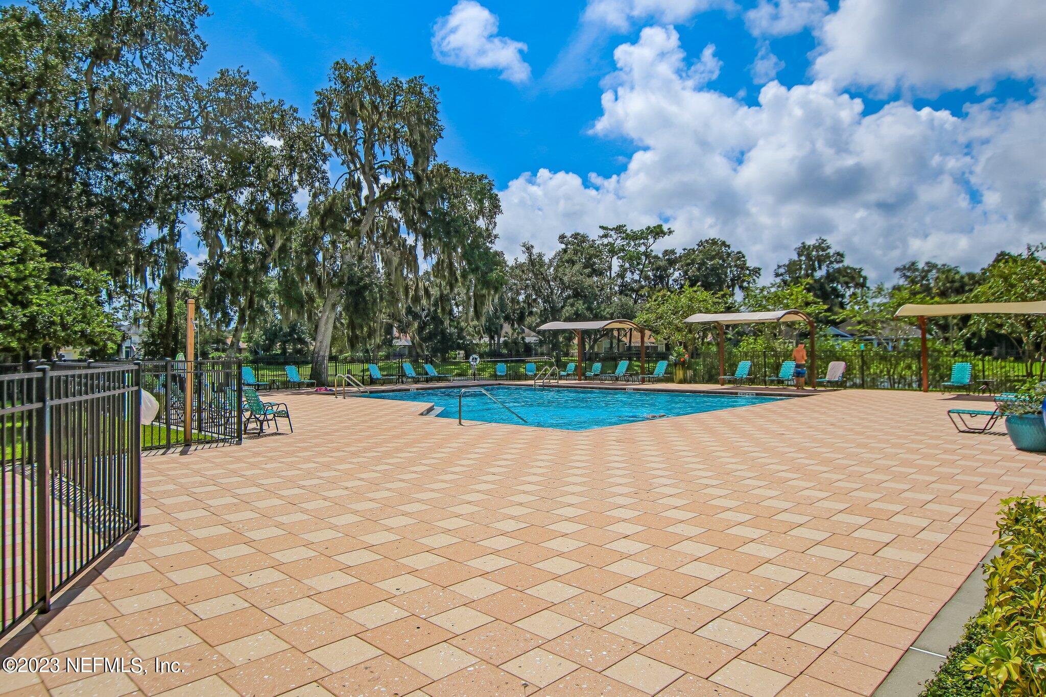 10025 SAWGRASS DR E