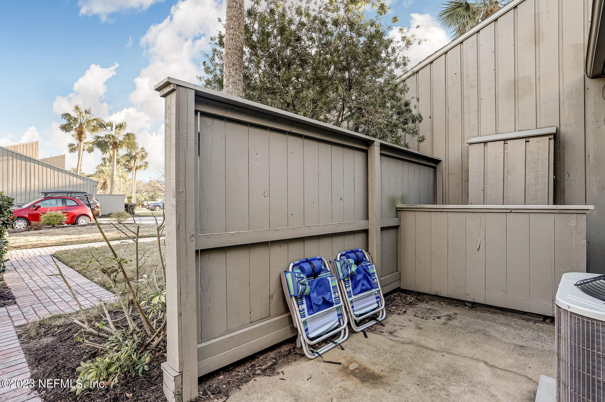 10025 SAWGRASS DR E