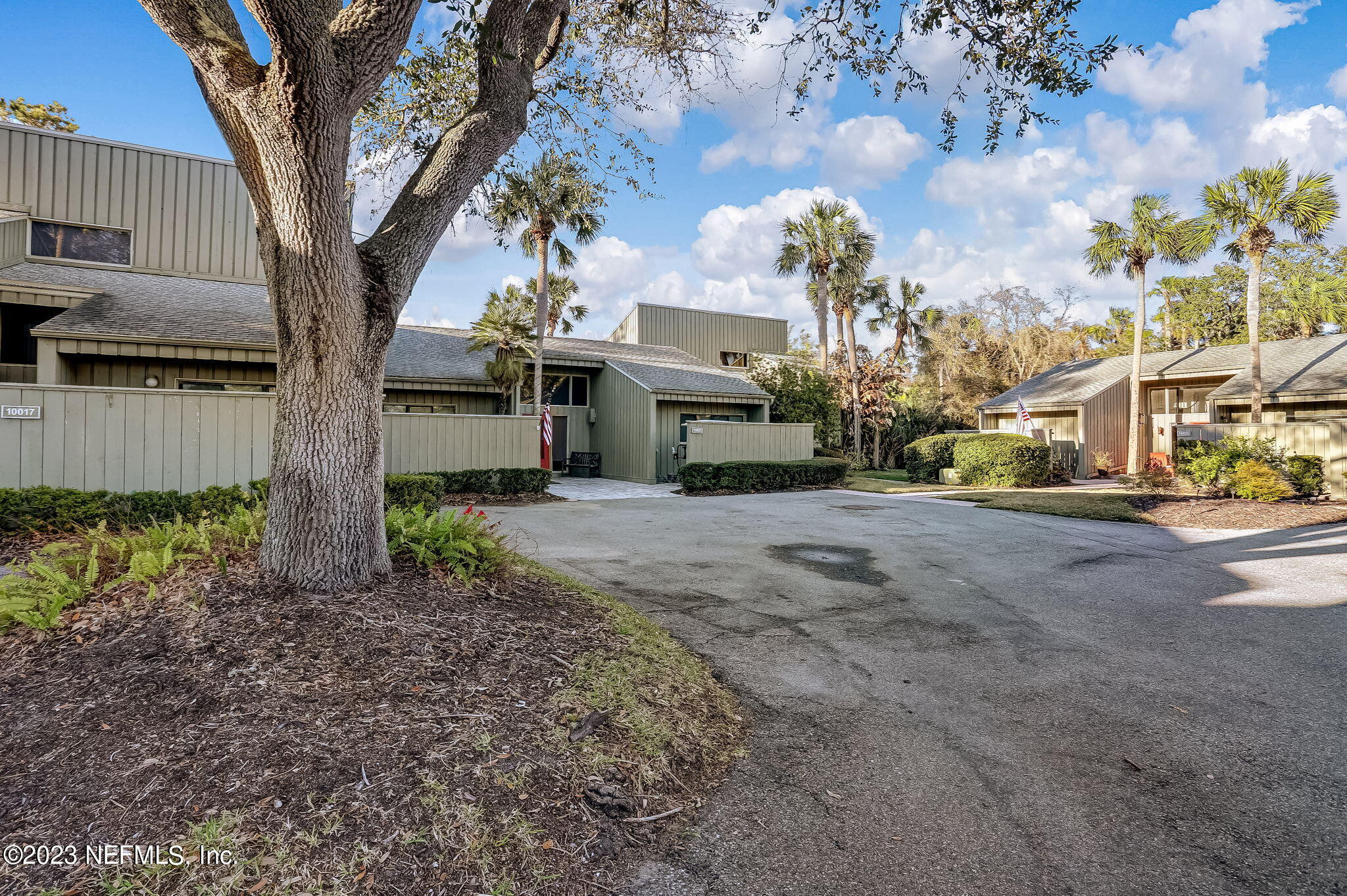 10025 SAWGRASS DR E