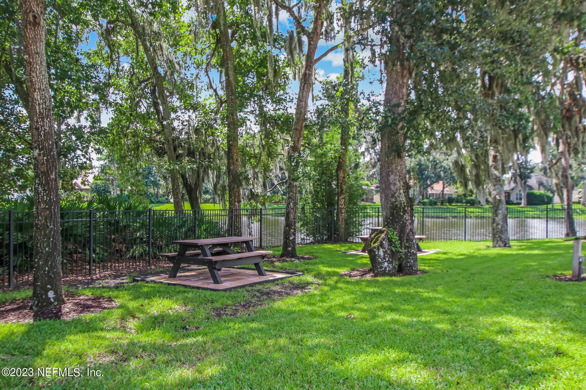 10025 SAWGRASS DR E