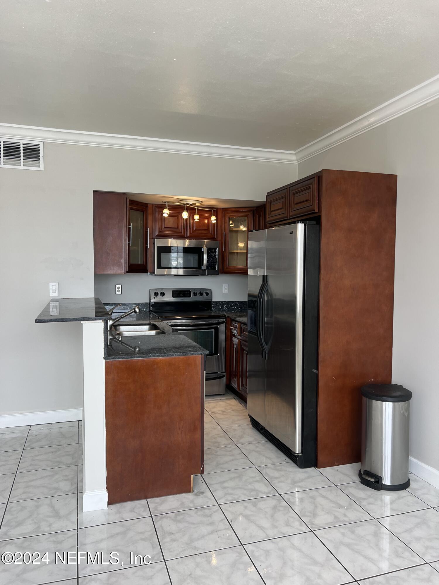 311 W ASHLEY Street, 1214