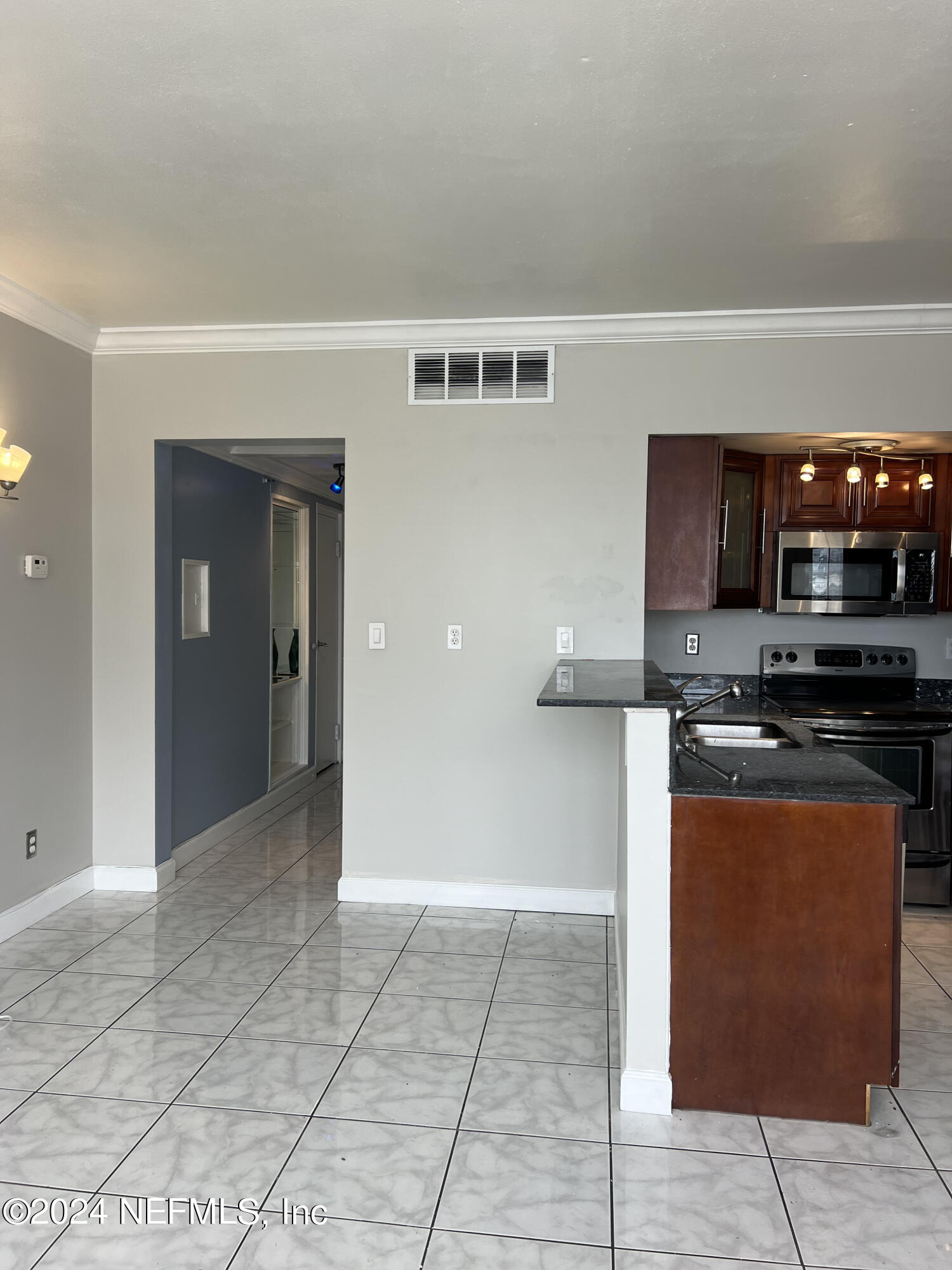 311 W ASHLEY Street, 1214