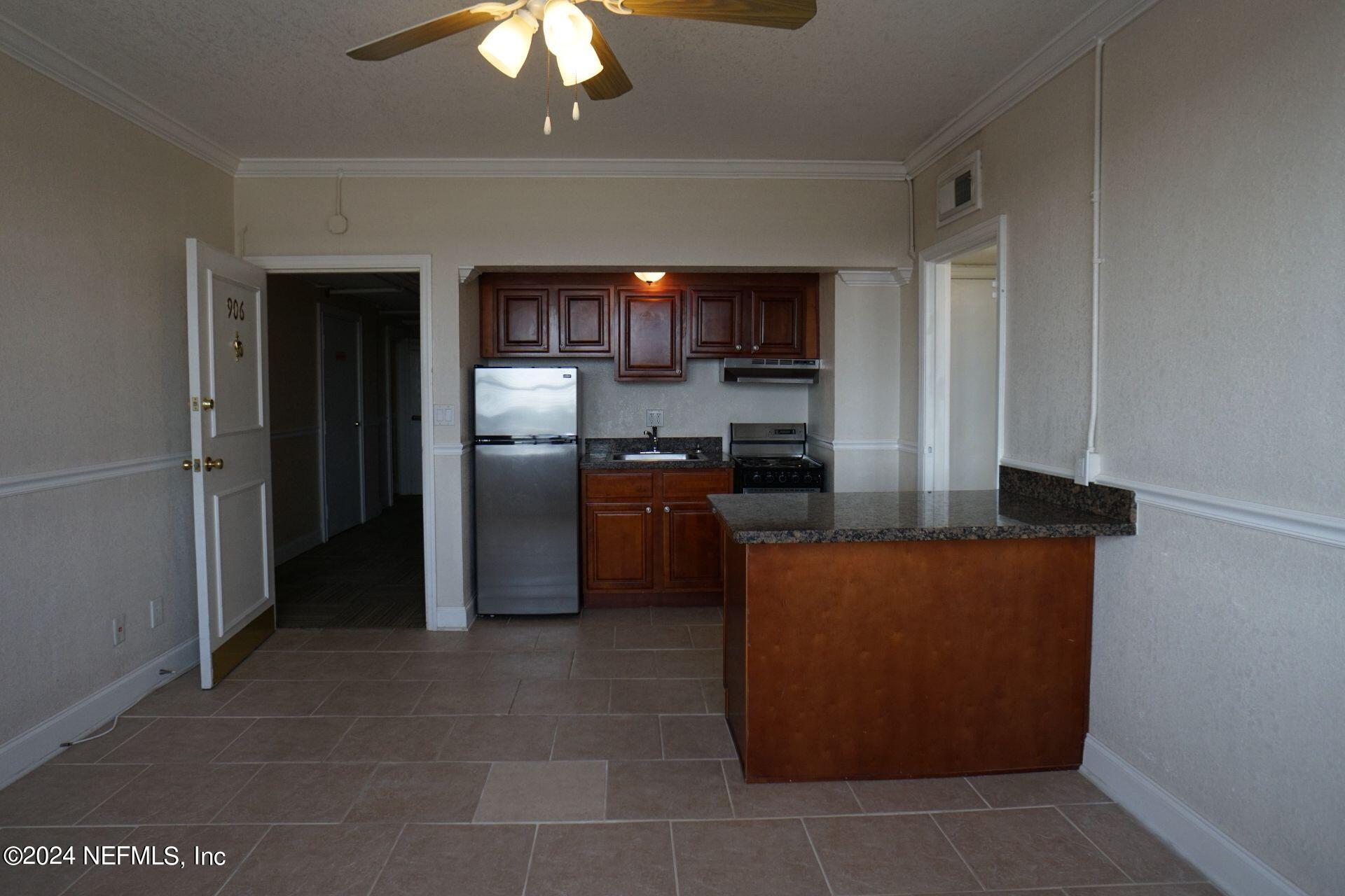 311 W ASHLEY Street, 906