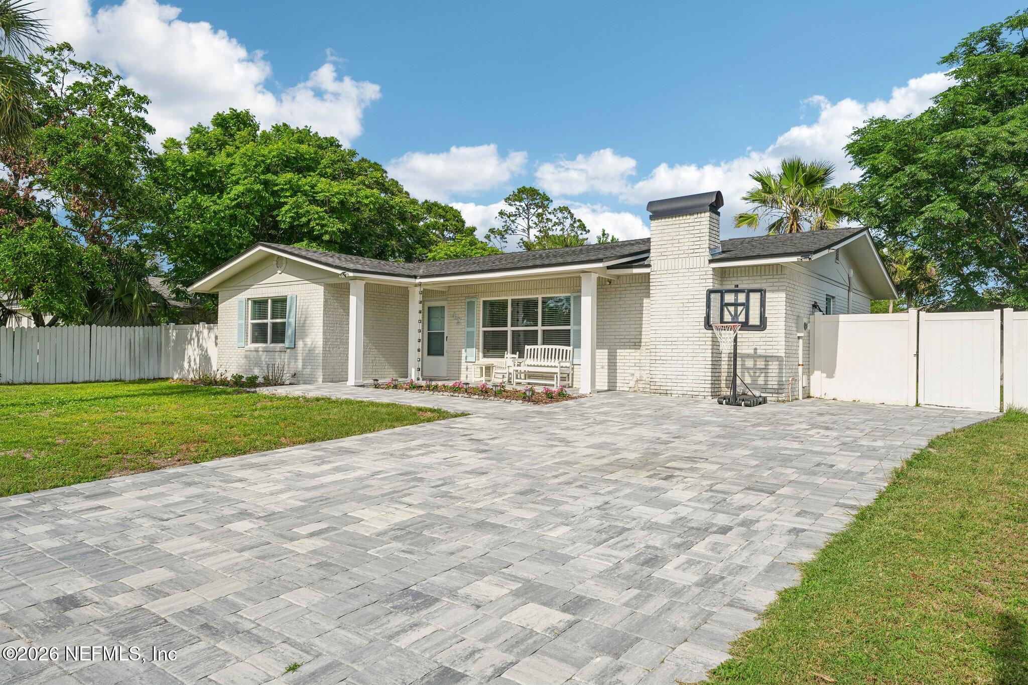 42 DOLPHIN Boulevard