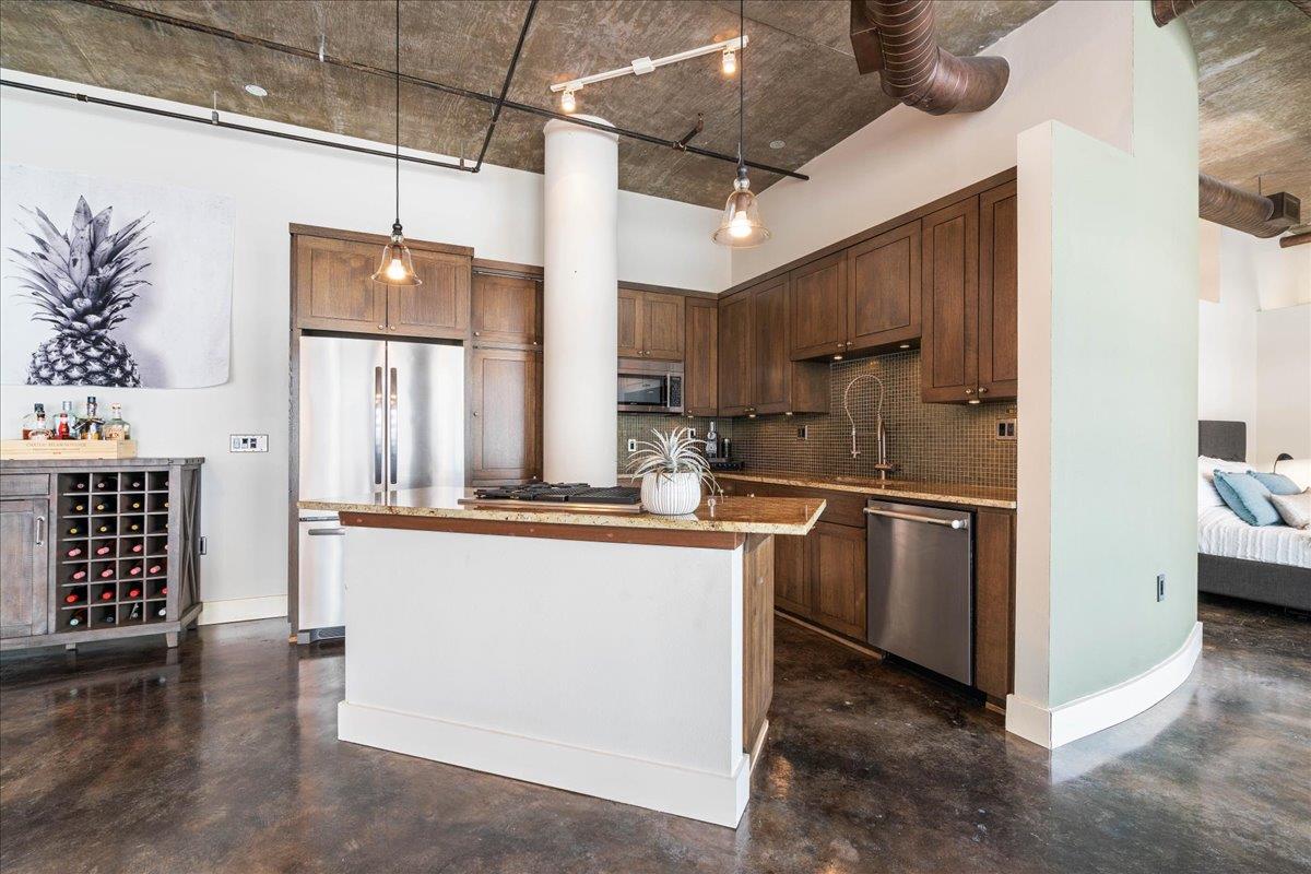 311 W 5th ST # 806