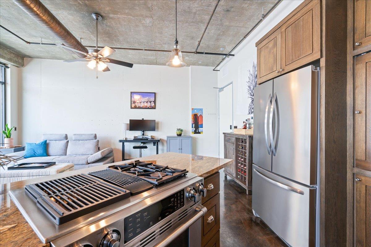 311 W 5th ST # 806