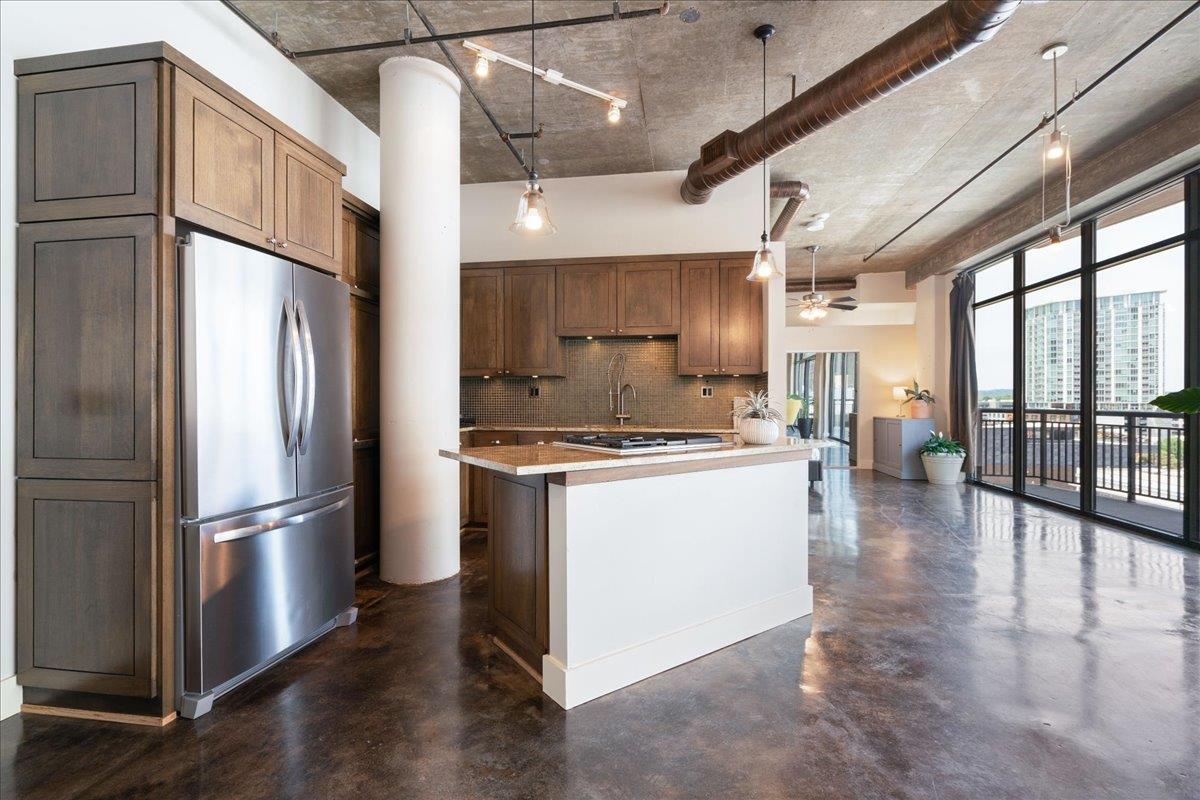 311 W 5th ST # 806