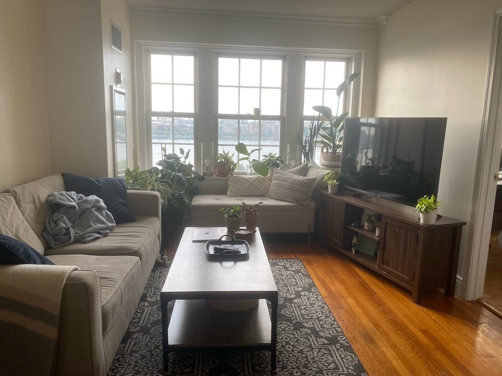 534 Beacon Street # 906