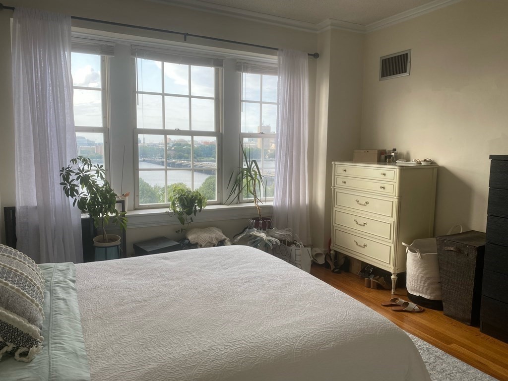 534 Beacon Street # 906