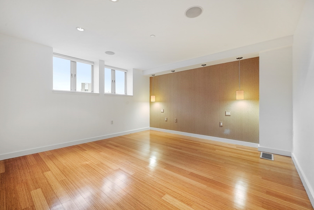 7 Warren Ave # 18 Unit: PH-18