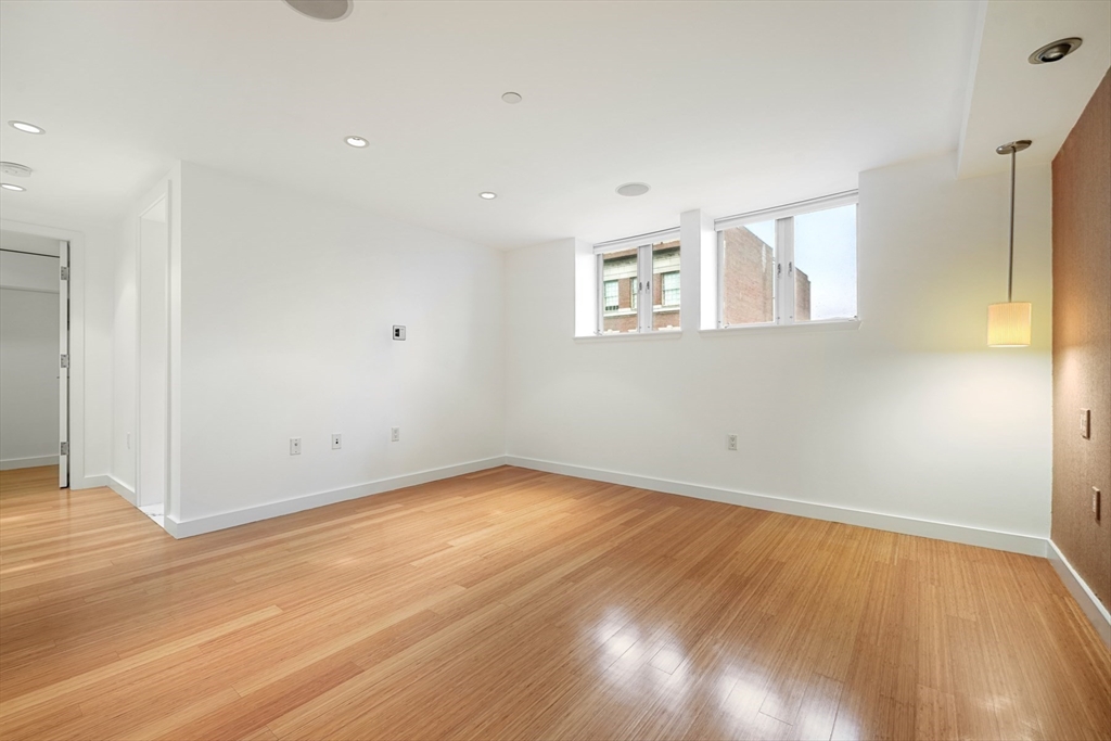 7 Warren Ave # 18 Unit: PH-18