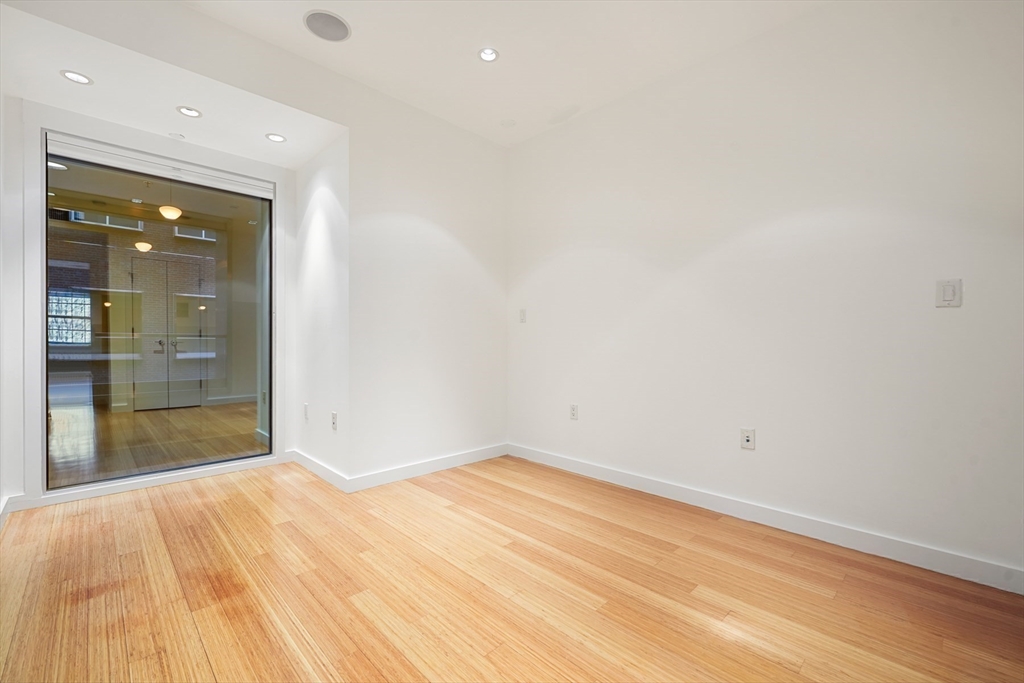 7 Warren Ave # 18 Unit: PH-18