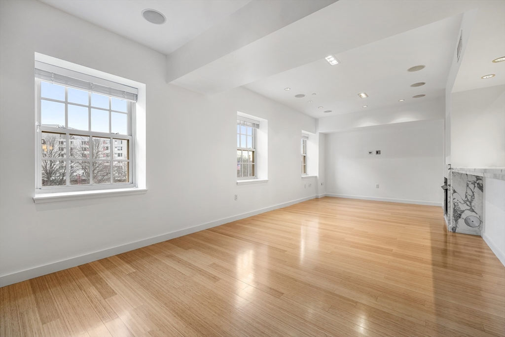 7 Warren Ave # 18 Unit: PH-18