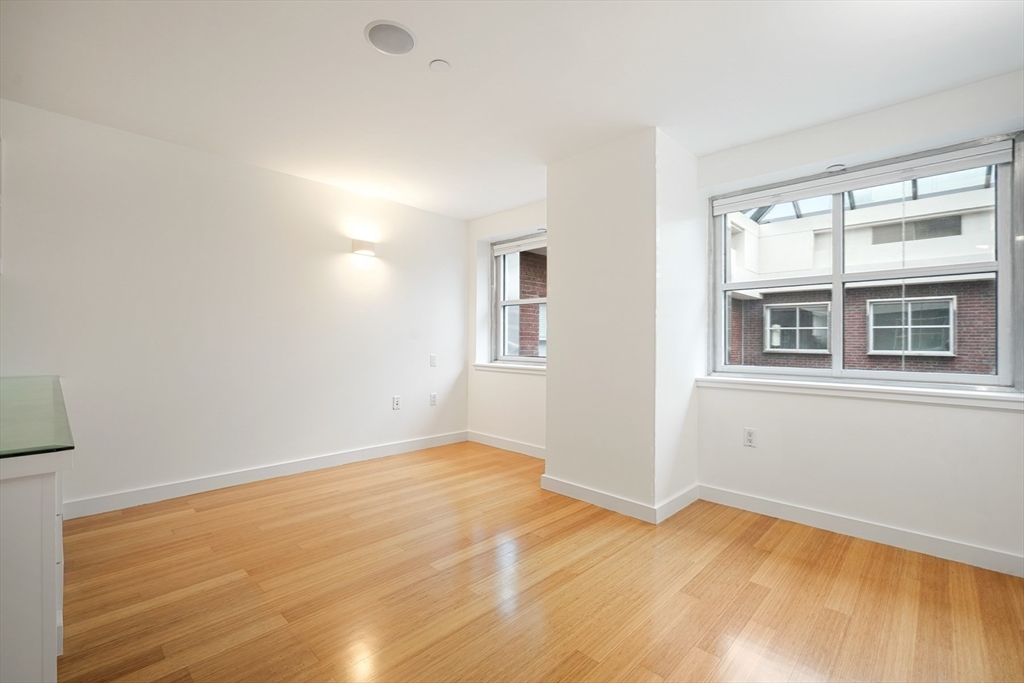 7 Warren Ave # 18 Unit: PH-18
