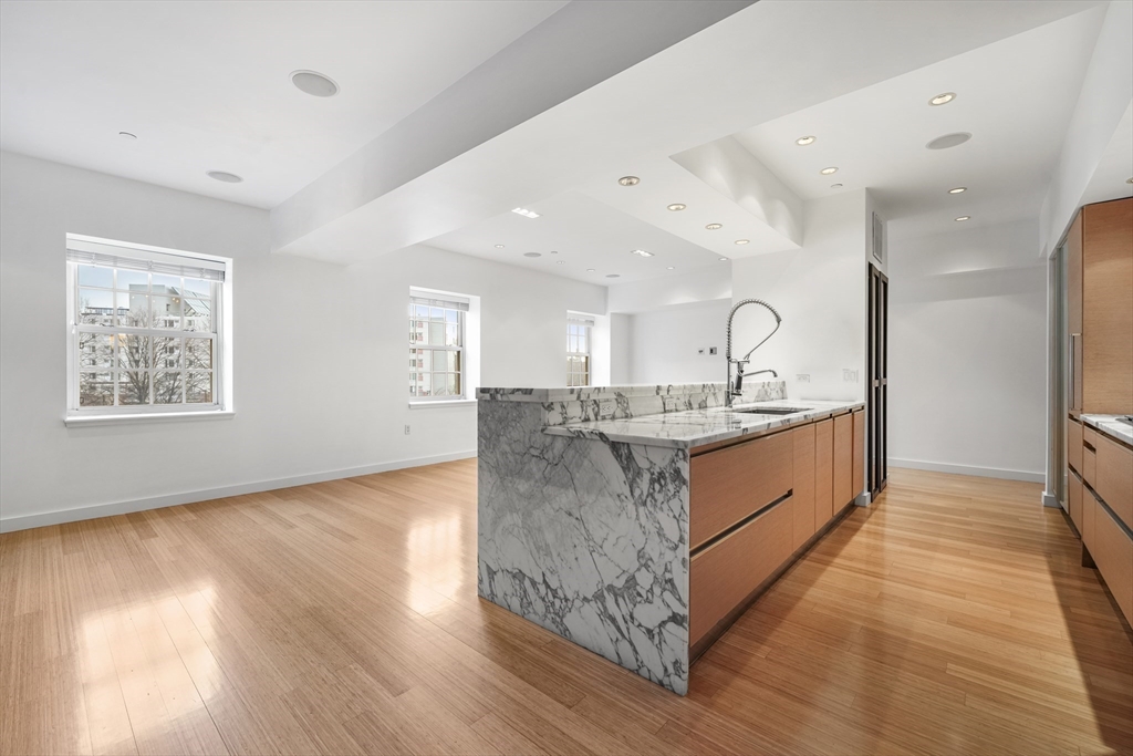 7 Warren Ave # 18 Unit: PH-18