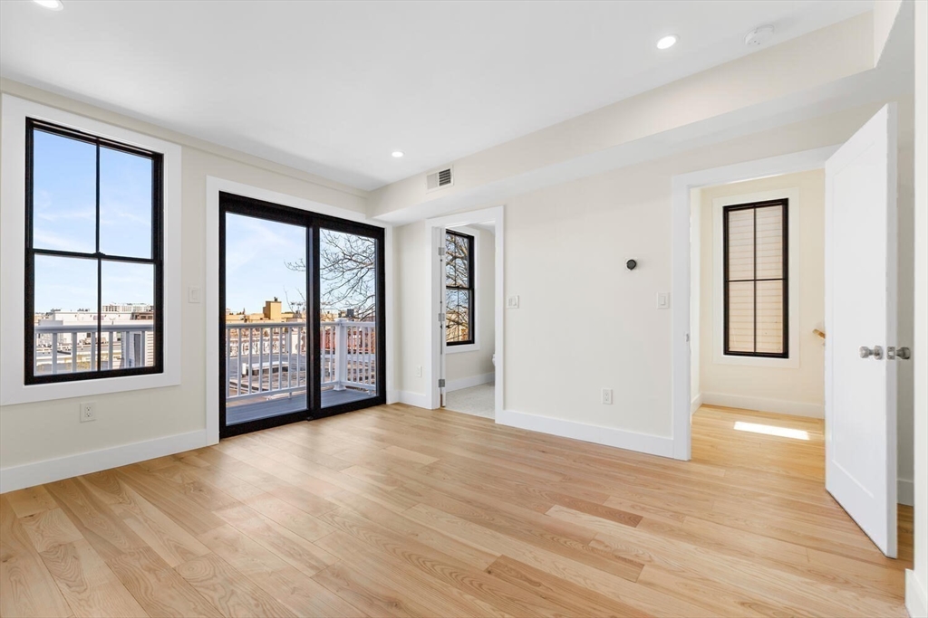 300 W 3rd St