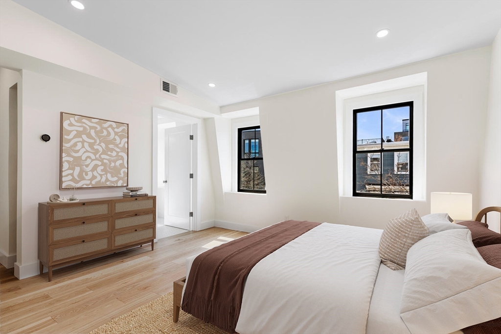 300 W 3rd St