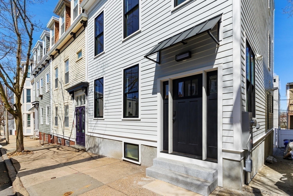 300 W 3rd St