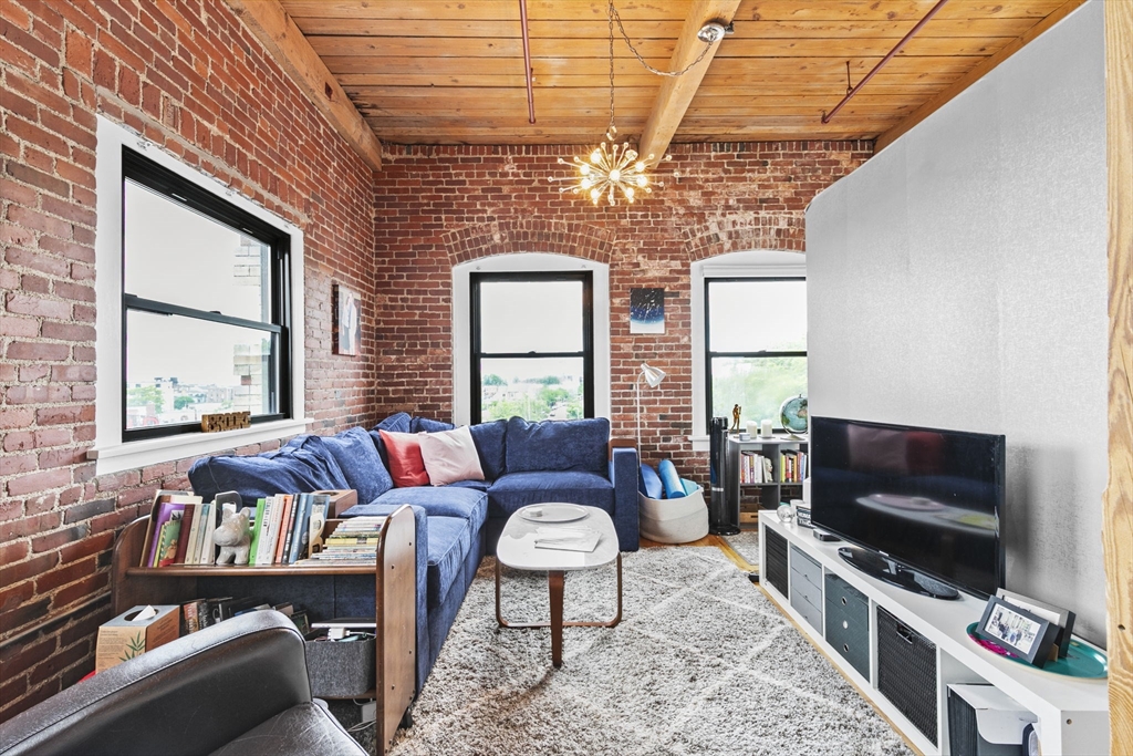 244 Brighton Ave # 402