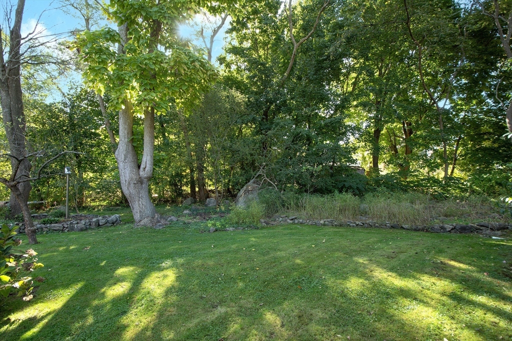16 Locust Rd