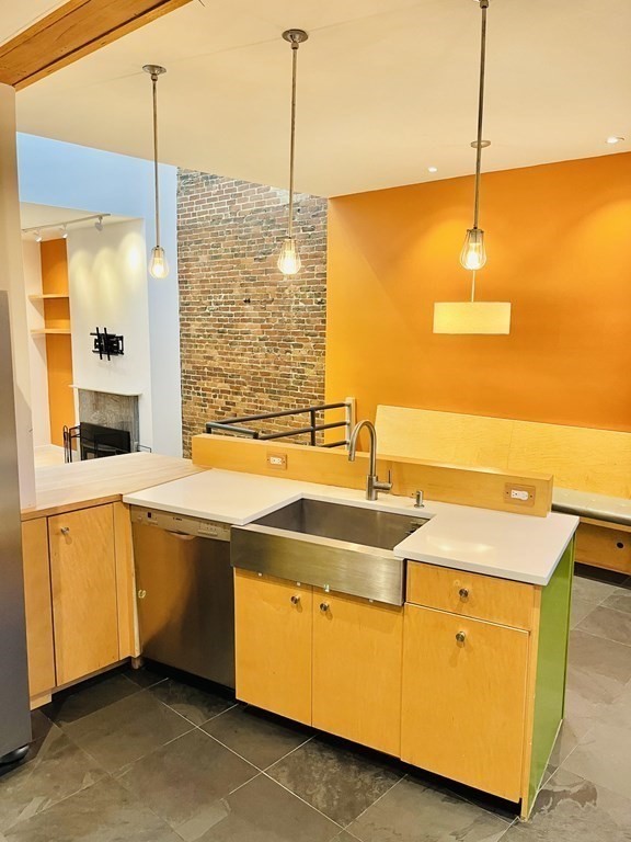 49 Fort Ave # 2