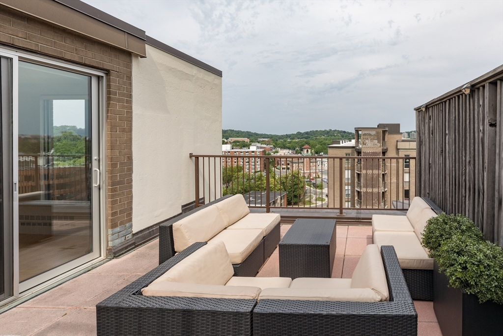 33 Pond Ave Unit: PH1208