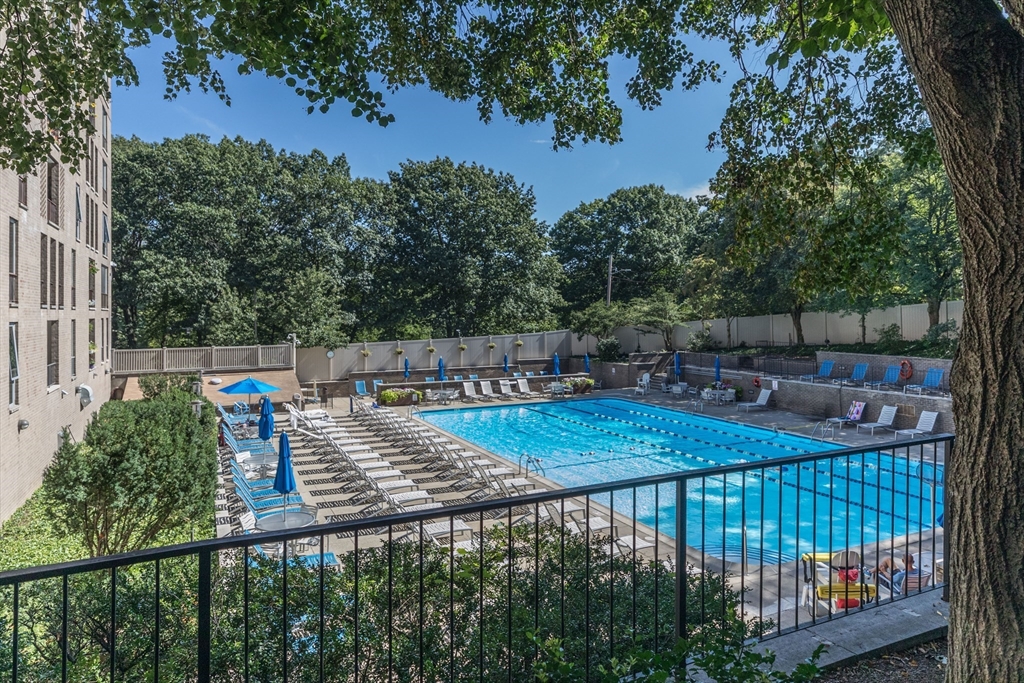 33 Pond Ave Unit: PH1208