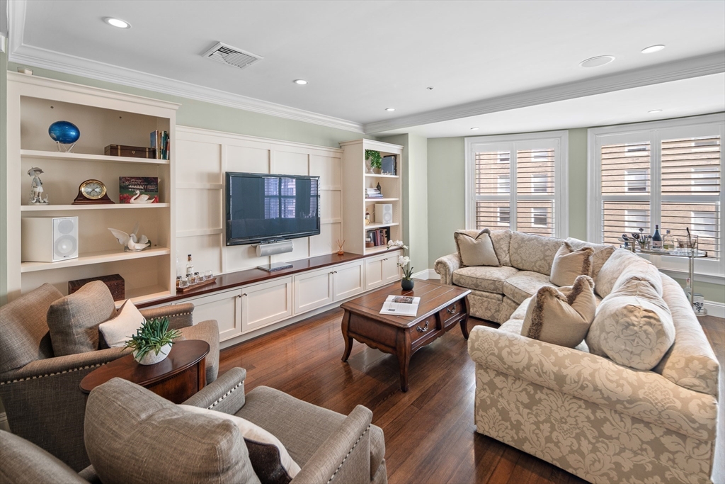 300 Boylston St # 909