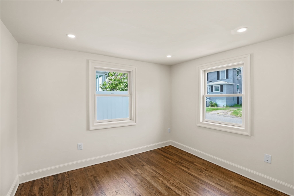 10 Mayflower Ave