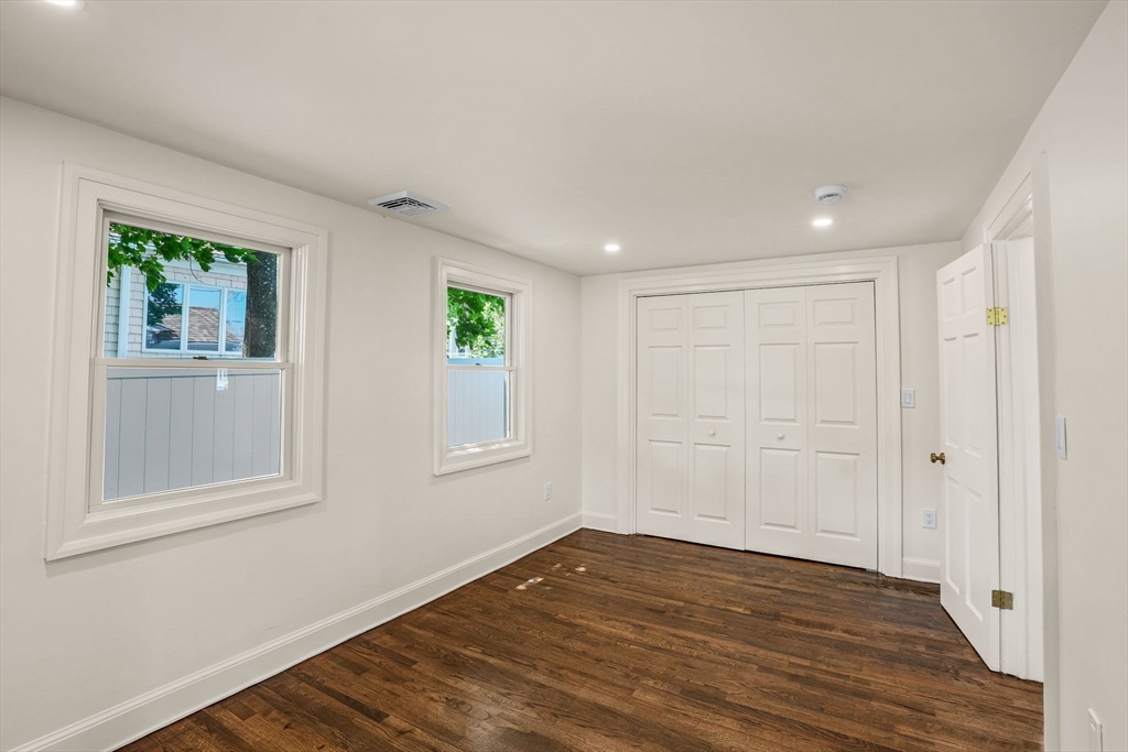 10 Mayflower Ave