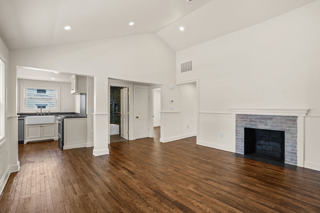 10 Mayflower Ave