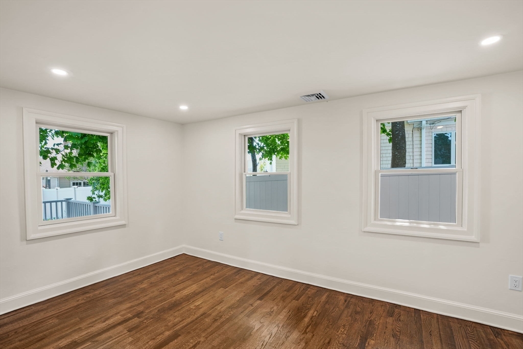 10 Mayflower Ave