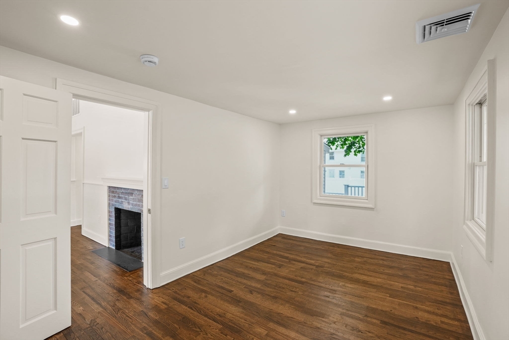 10 Mayflower Ave