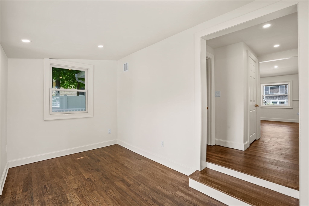 10 Mayflower Ave