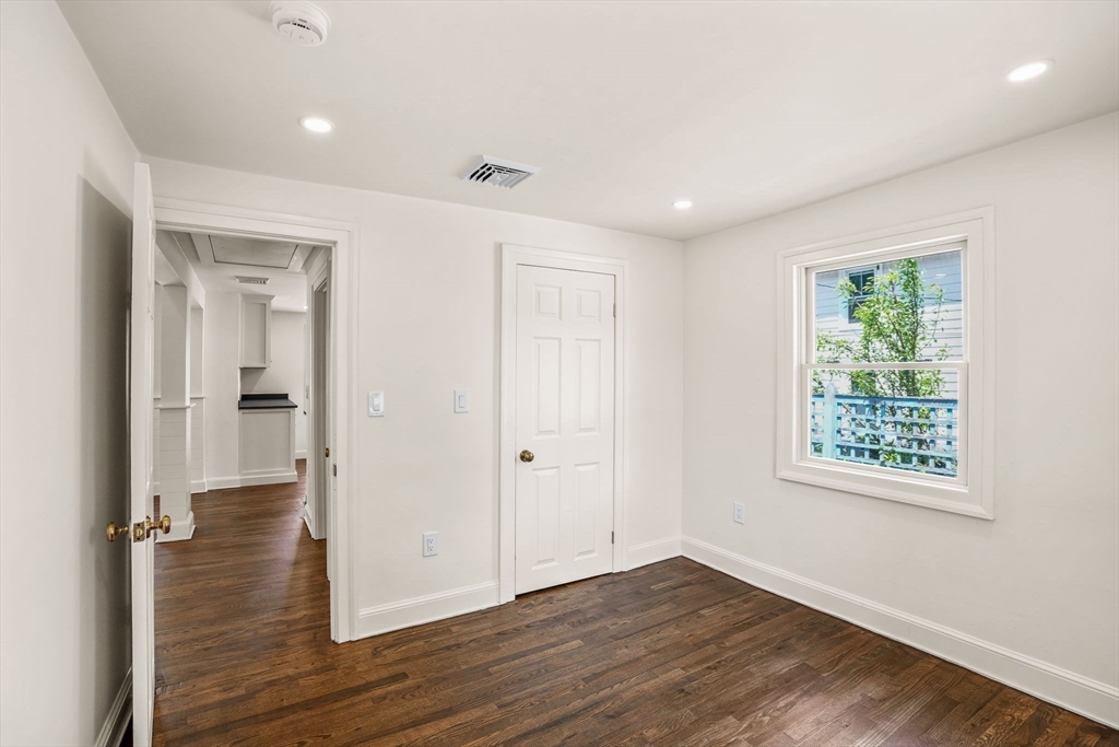 10 Mayflower Ave