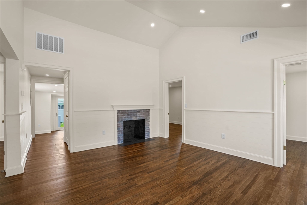 10 Mayflower Ave
