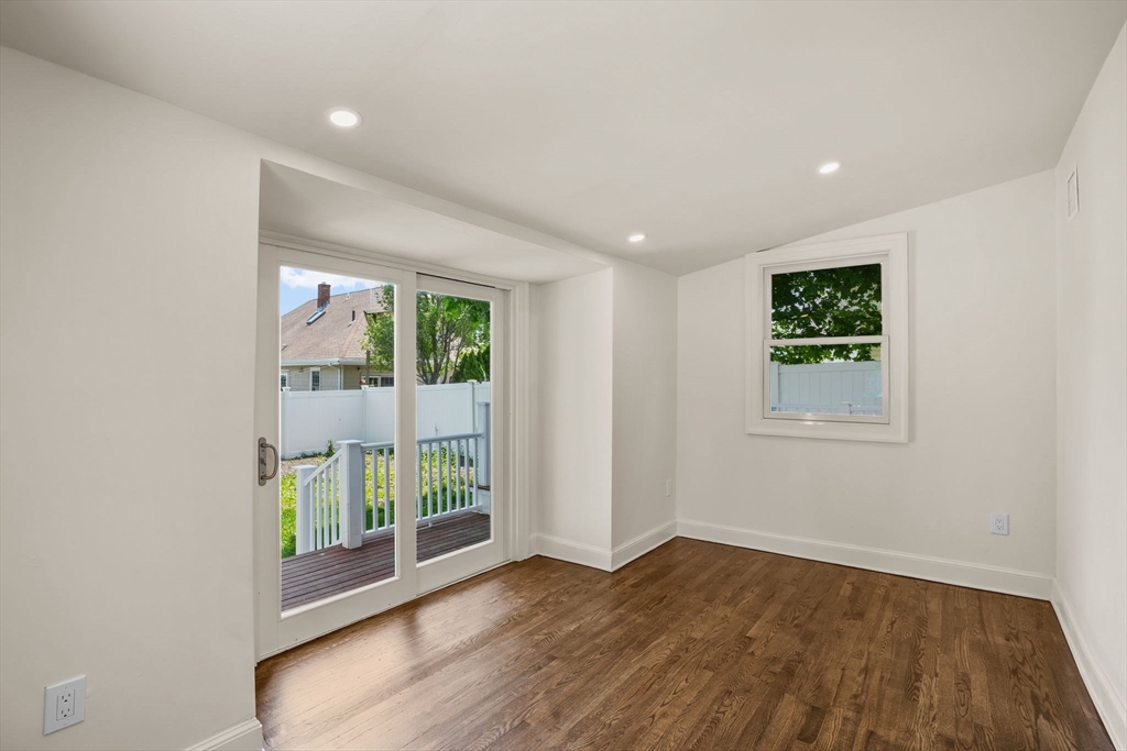 10 Mayflower Ave